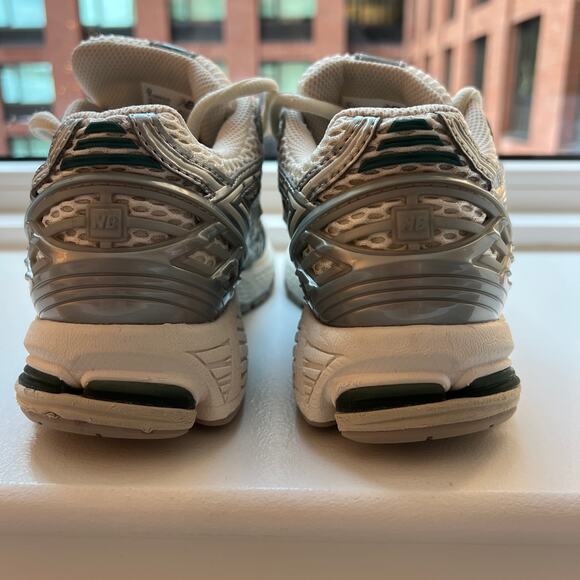 New Balance 1906 Women's Sneakers White Silver Size 6 - Picture 6 of 9